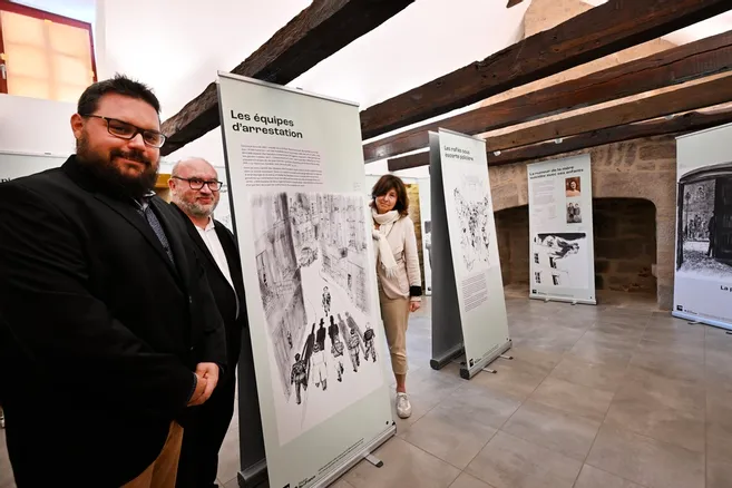 Le maire de Tarnac, François Bourroux et son adjoint Pierre Chauvot « très fiers » d’accueillir cette exposition avec le soutien et la complicité de Véronique Cabut, l’épouse du dessinateur Cabu

© Agnès GAUDIN pour La Montagne
